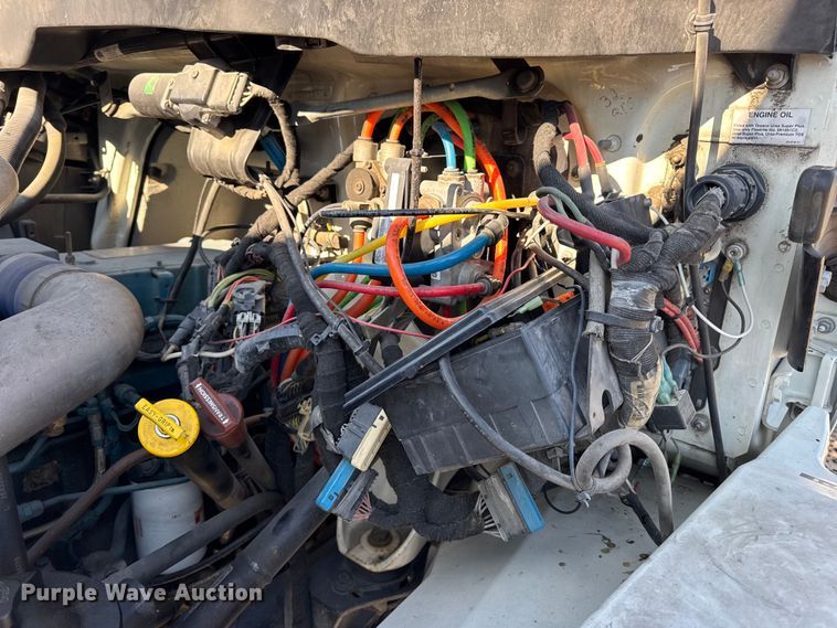 image for item DW6717 2003 International 7400 utility / service truck