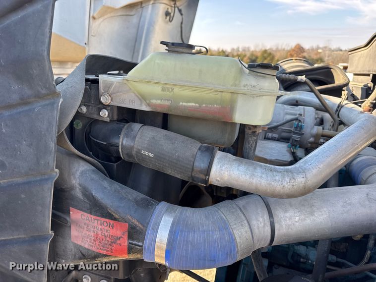 image for item DW6717 2003 International 7400 utility / service truck