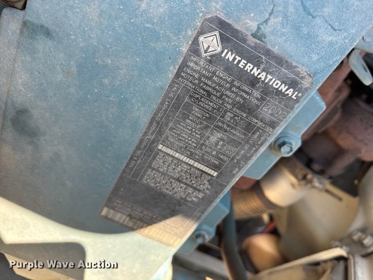 image for item DW6717 2003 International 7400 utility / service truck