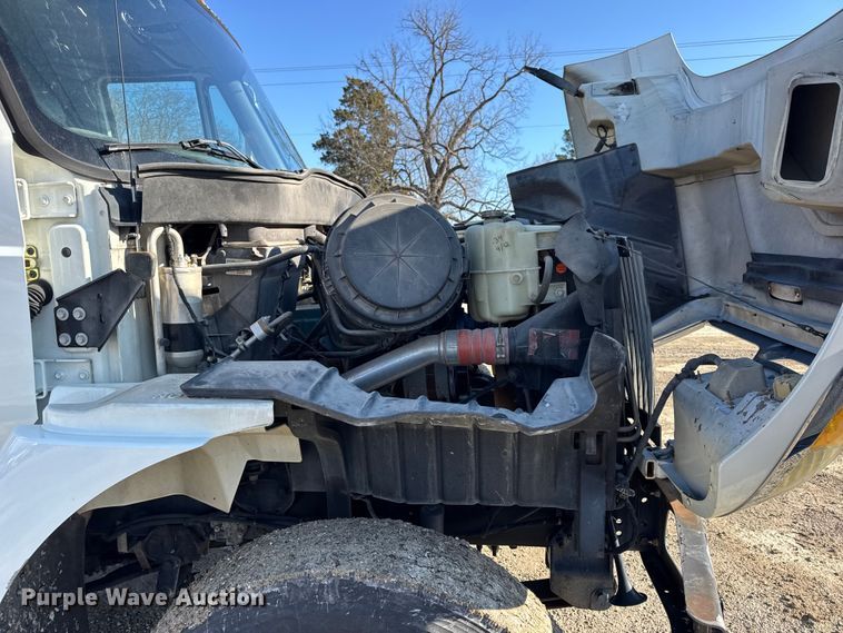 image for item DW6717 2003 International 7400 utility / service truck