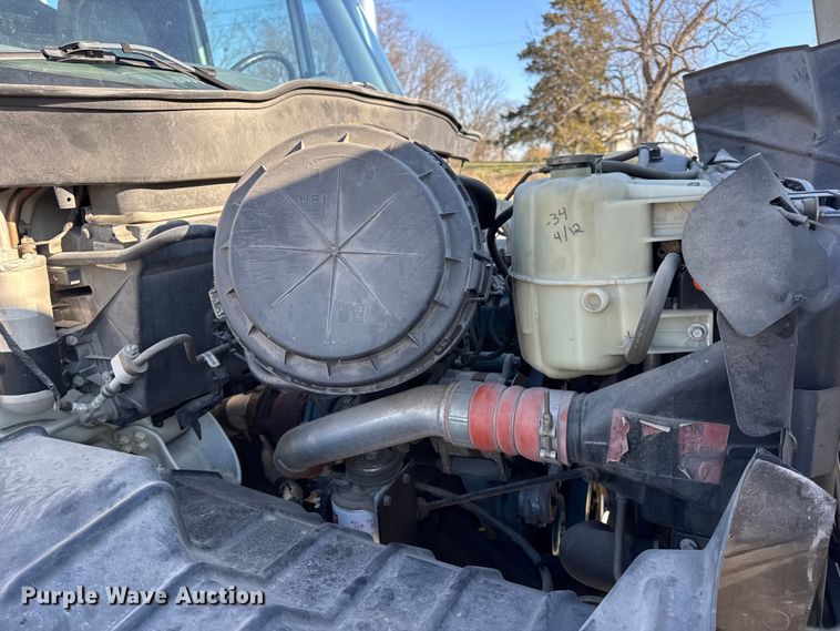 image for item DW6717 2003 International 7400 utility / service truck