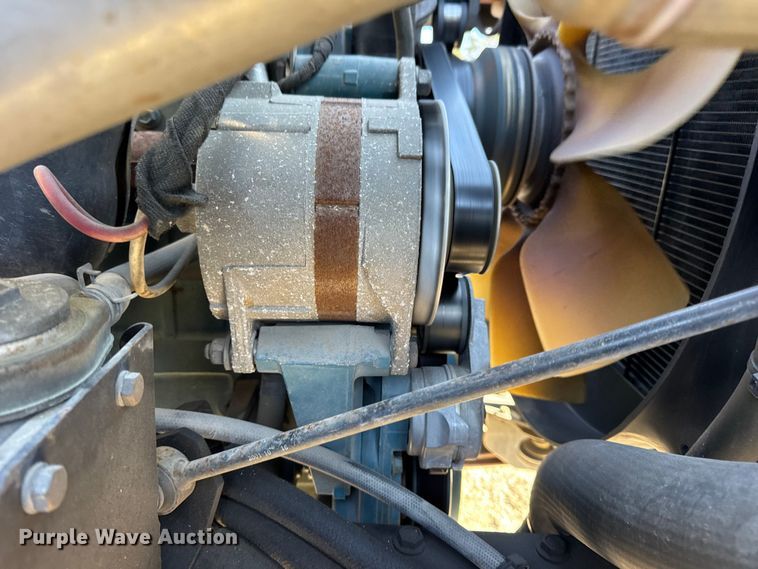 image for item DW6717 2003 International 7400 utility / service truck