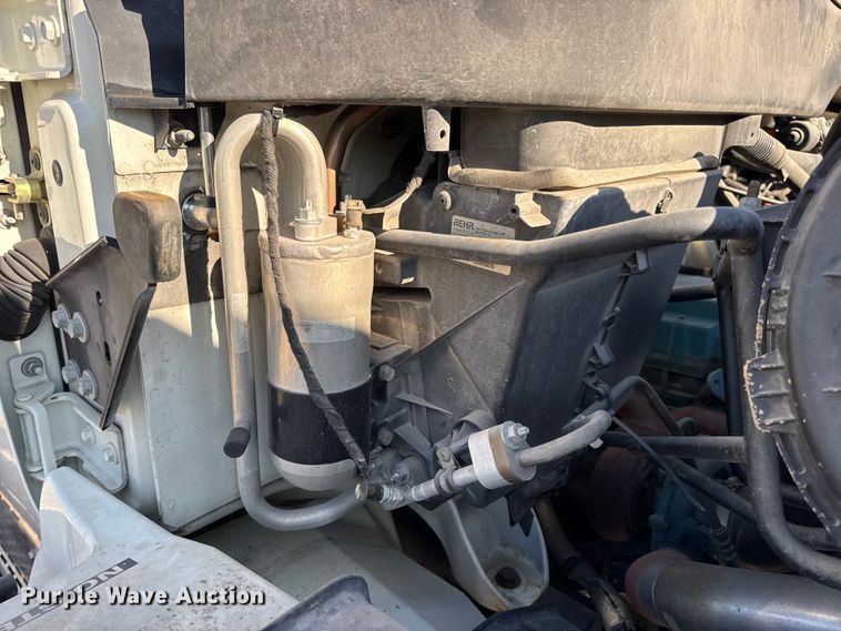 image for item DW6717 2003 International 7400 utility / service truck