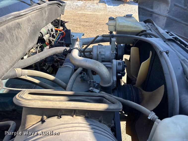 image for item DW6717 2003 International 7400 utility / service truck