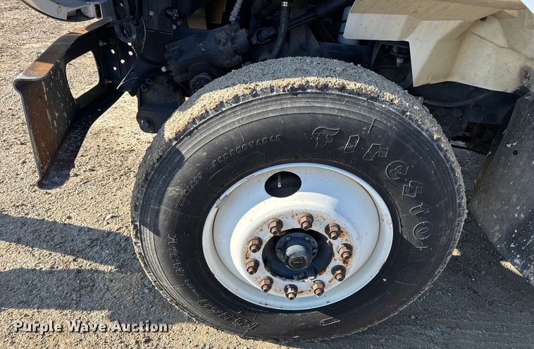 image for item DW6717 2003 International 7400 utility / service truck