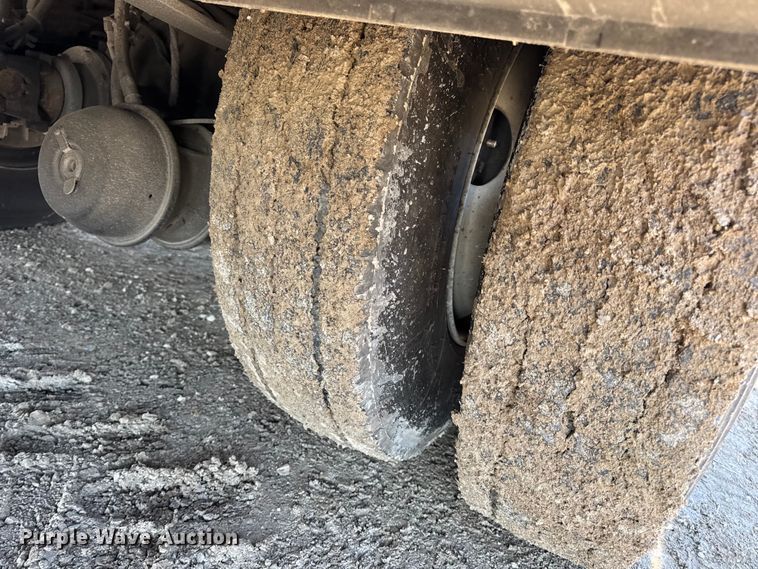 image for item DW6717 2003 International 7400 utility / service truck