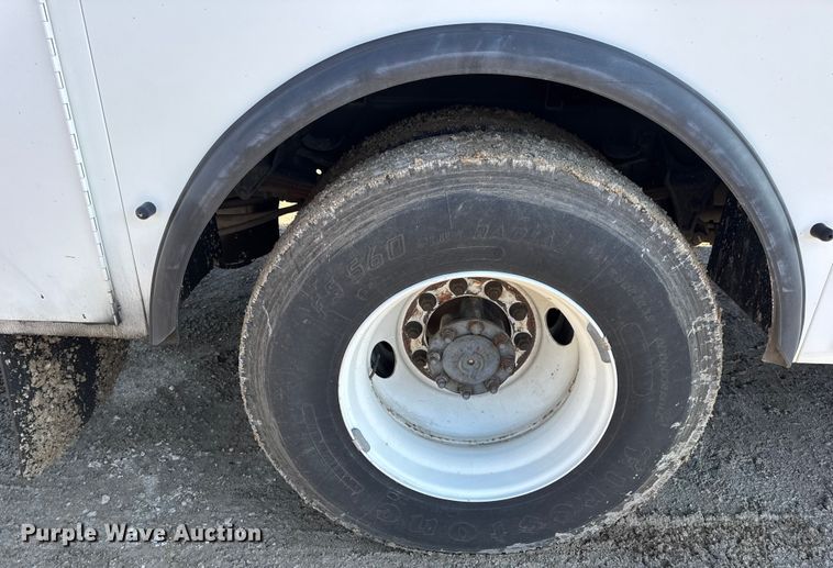 image for item DW6717 2003 International 7400 utility / service truck