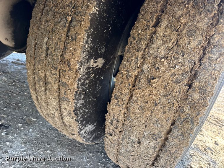 image for item DW6717 2003 International 7400 utility / service truck