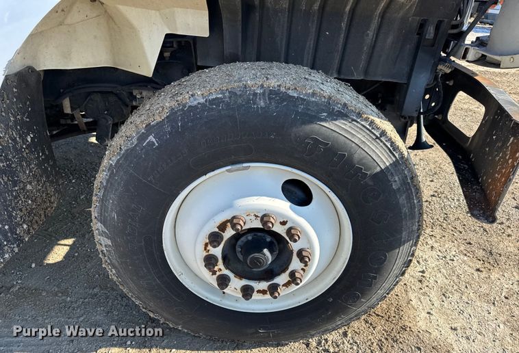 image for item DW6717 2003 International 7400 utility / service truck