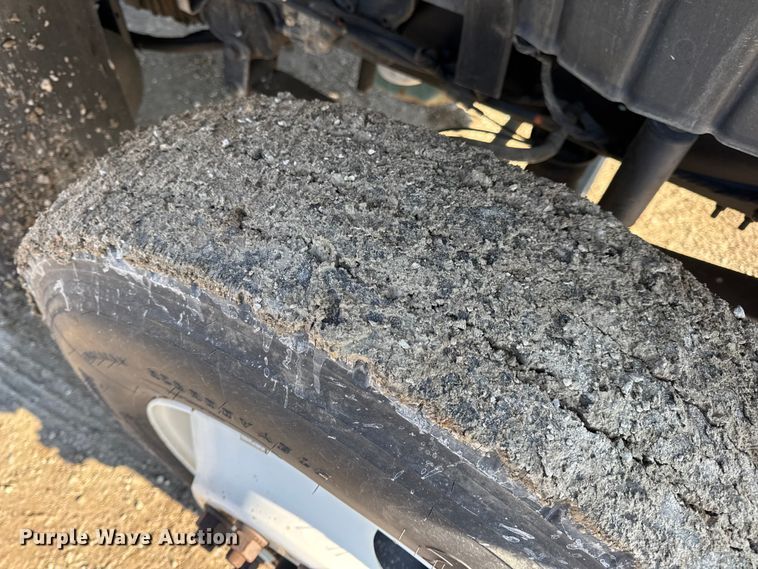 image for item DW6717 2003 International 7400 utility / service truck