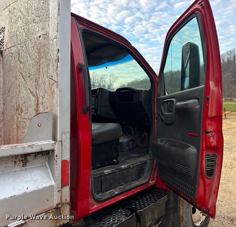 image for item DW6728 2003 Chevrolet C7500 dump truck