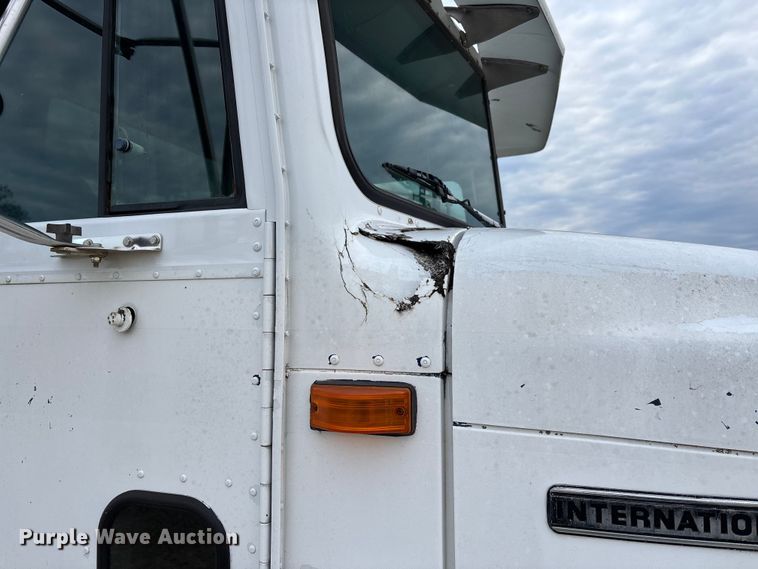 image for item DW7342 1997 International 9200 grapple crane truck