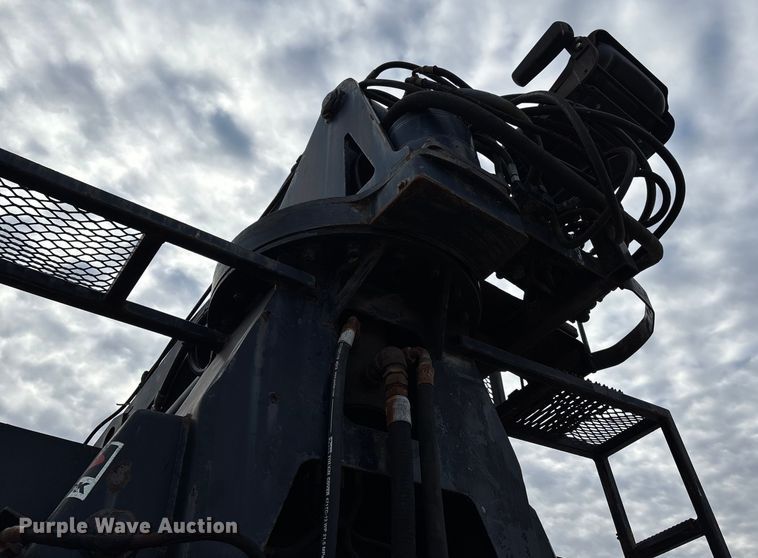 image for item DW7342 1997 International 9200 grapple crane truck