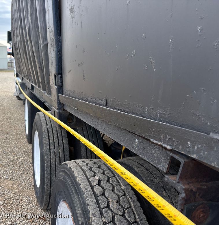 image for item DW7342 1997 International 9200 grapple crane truck