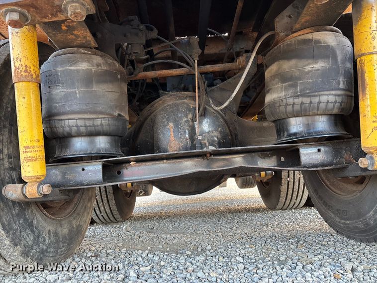 image for item DW7342 1997 International 9200 grapple crane truck