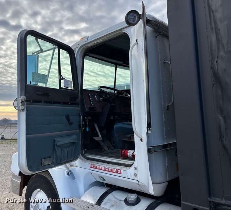 image for item DW7342 1997 International 9200 grapple crane truck