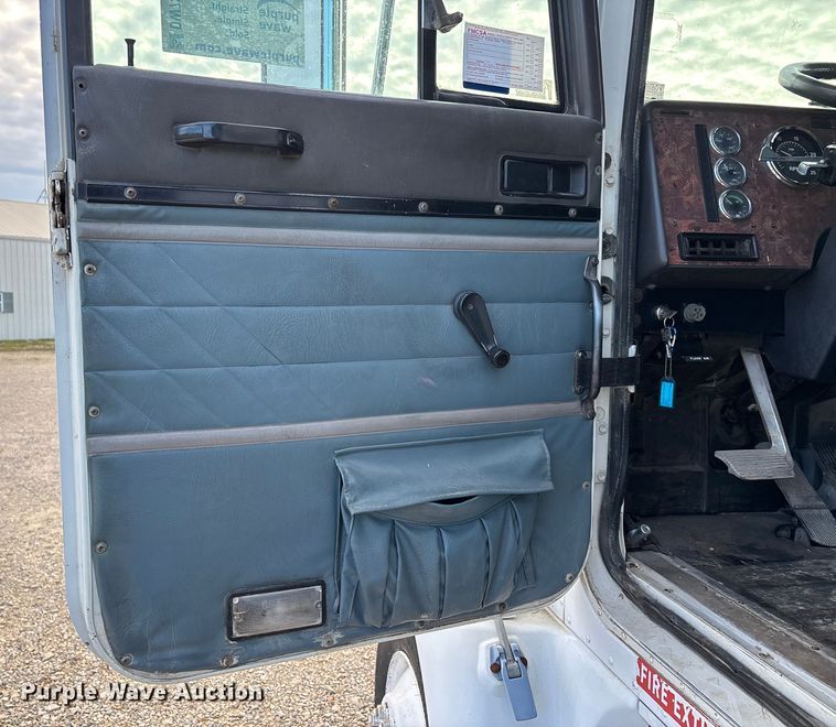 image for item DW7342 1997 International 9200 grapple crane truck