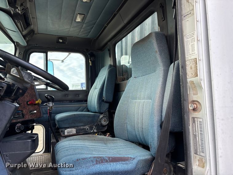 image for item DW7342 1997 International 9200 grapple crane truck