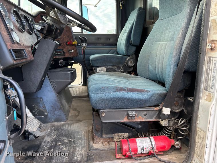 image for item DW7342 1997 International 9200 grapple crane truck