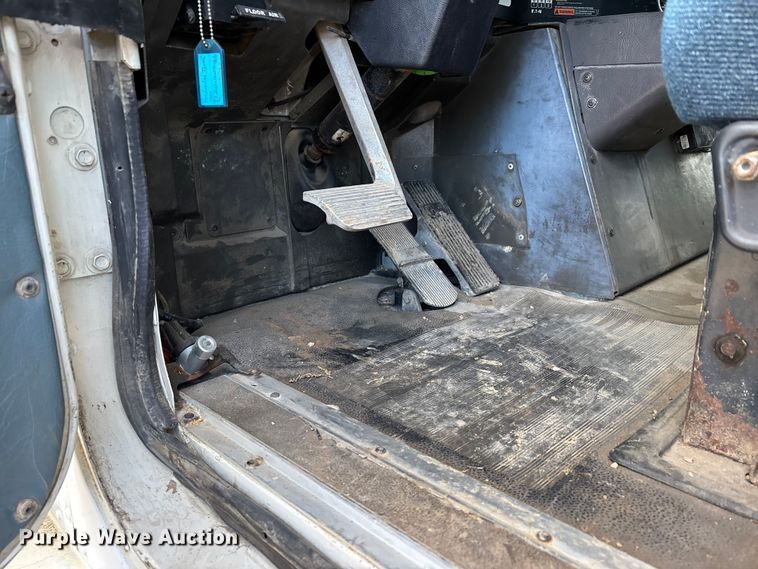 image for item DW7342 1997 International 9200 grapple crane truck