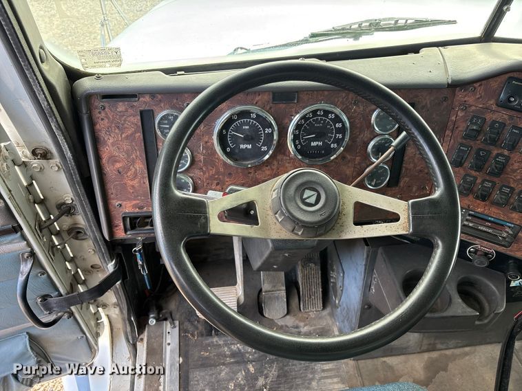 image for item DW7342 1997 International 9200 grapple crane truck