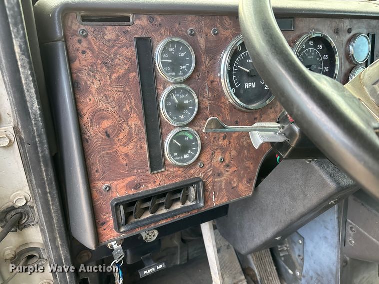 image for item DW7342 1997 International 9200 grapple crane truck