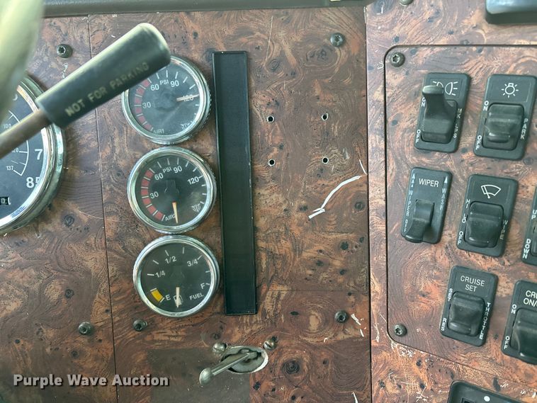 image for item DW7342 1997 International 9200 grapple crane truck