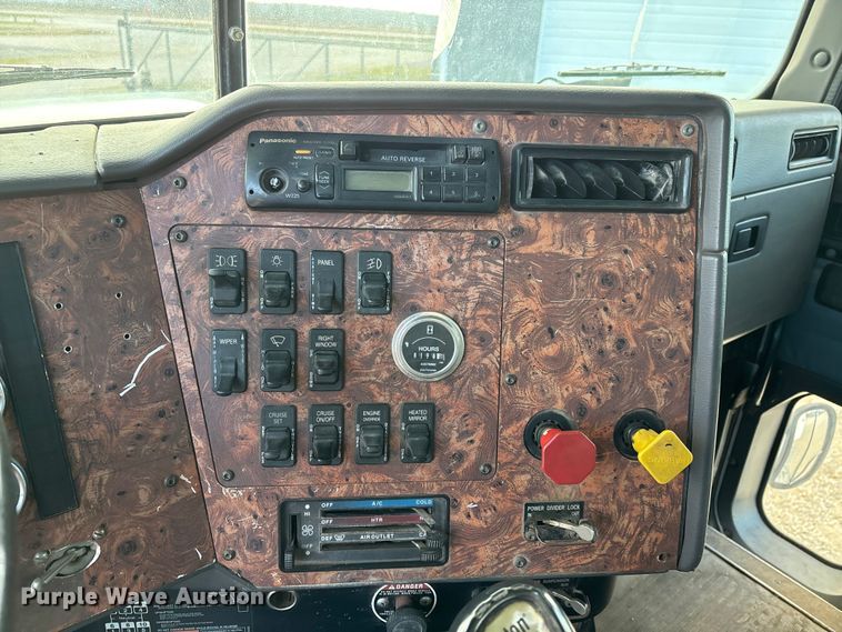 image for item DW7342 1997 International 9200 grapple crane truck