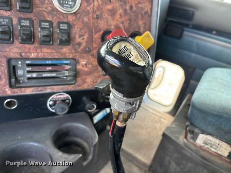 image for item DW7342 1997 International 9200 grapple crane truck