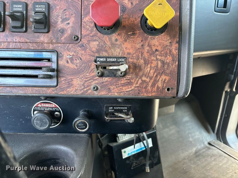 image for item DW7342 1997 International 9200 grapple crane truck