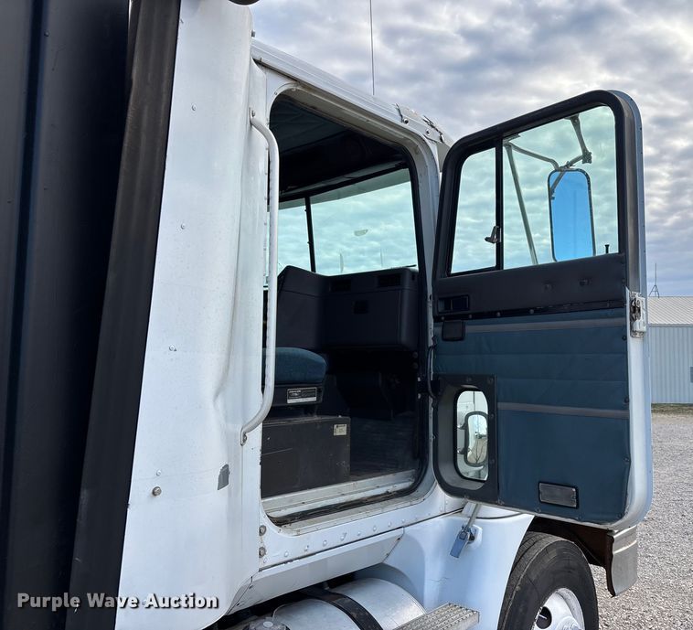 image for item DW7342 1997 International 9200 grapple crane truck