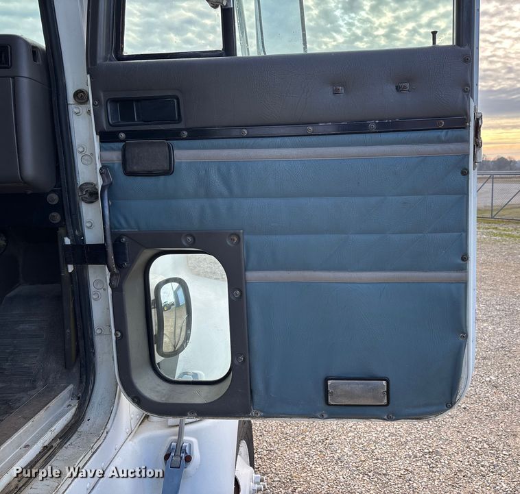 image for item DW7342 1997 International 9200 grapple crane truck