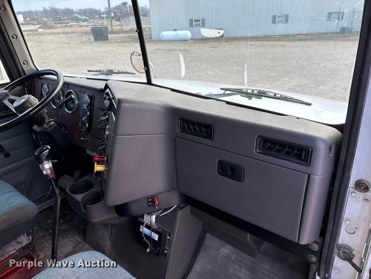 image for item DW7342 1997 International 9200 grapple crane truck