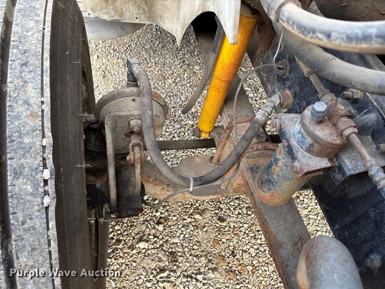 image for item DW7342 1997 International 9200 grapple crane truck