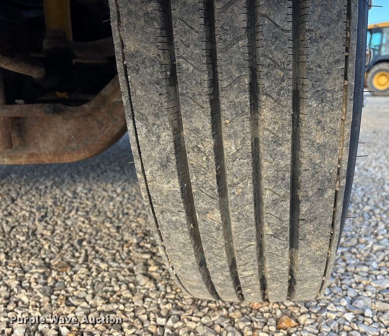 image for item DW7342 1997 International 9200 grapple crane truck