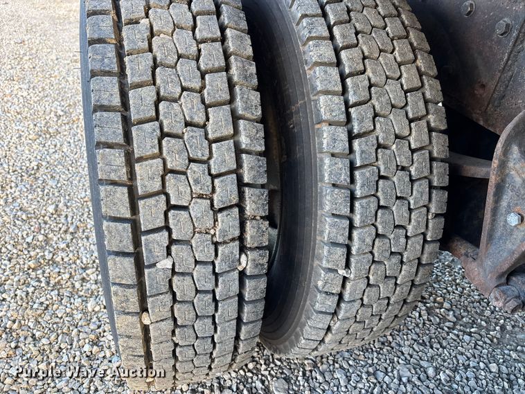 image for item DW7342 1997 International 9200 grapple crane truck