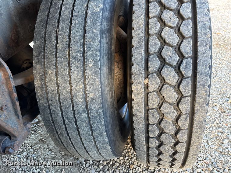 image for item DW7342 1997 International 9200 grapple crane truck