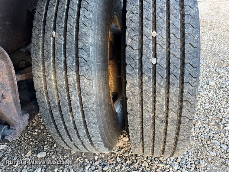 image for item DW7342 1997 International 9200 grapple crane truck