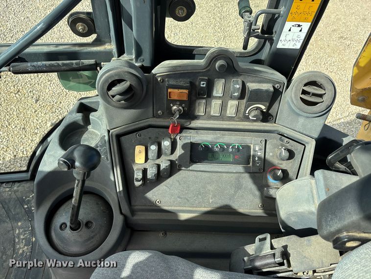 image for item DW7346 2008 John Deere 310SJ backhoe