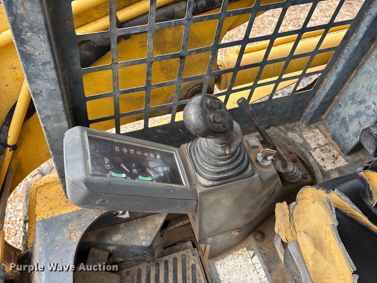 image for item DW7352 2009 Gehl CTL 75 Turbo tracked skid steer loader