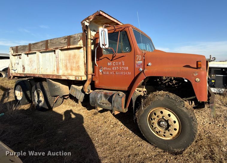 image for item DY8442 1982 International dump truck