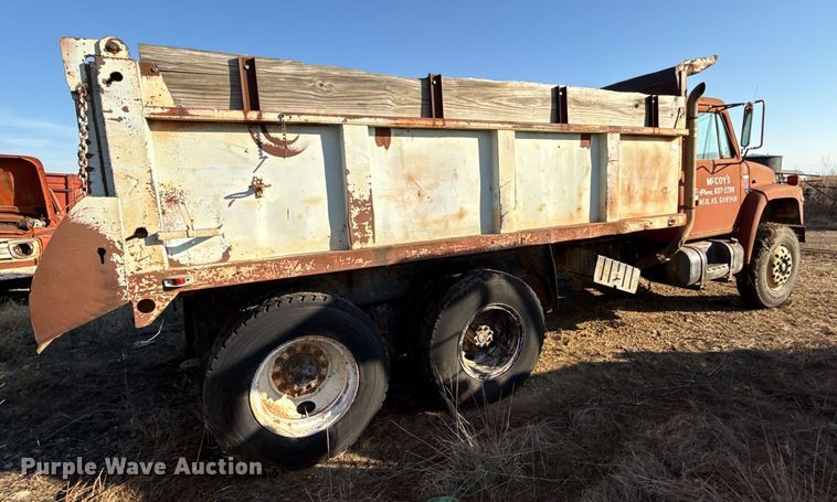 image for item DY8442 1982 International dump truck