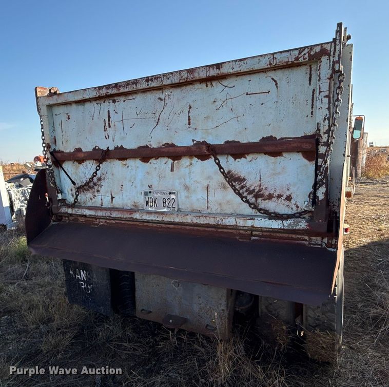 image for item DY8442 1982 International dump truck