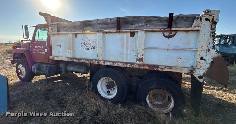 image for item DY8442 1982 International dump truck