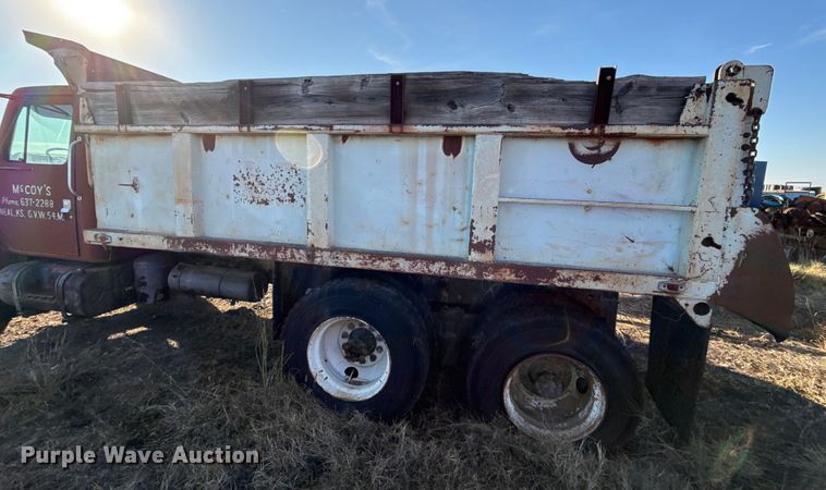 image for item DY8442 1982 International dump truck