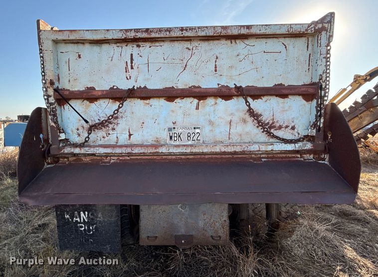 image for item DY8442 1982 International dump truck