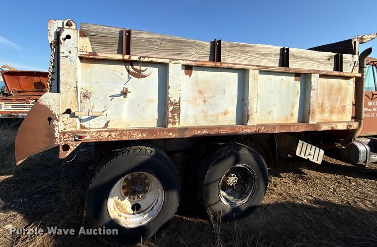 image for item DY8442 1982 International dump truck