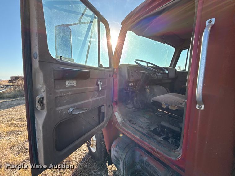 image for item DY8442 1982 International dump truck