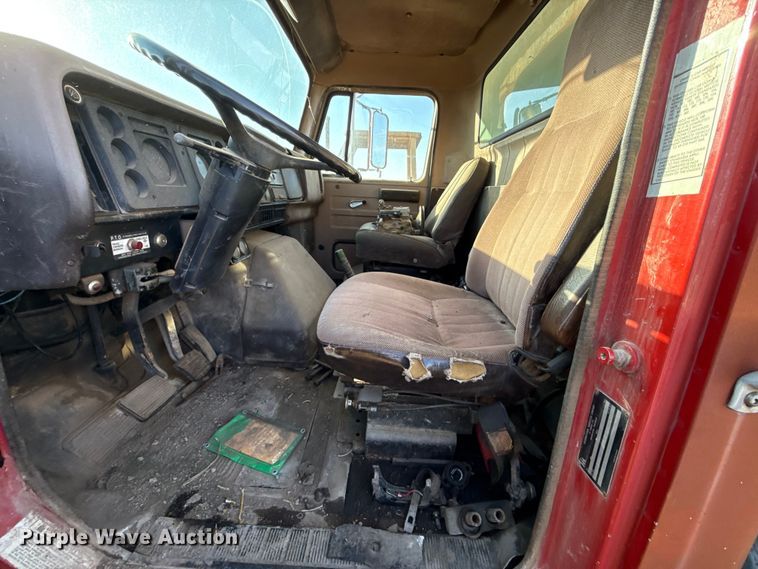 image for item DY8442 1982 International dump truck