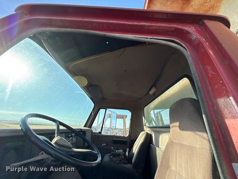 image for item DY8442 1982 International dump truck